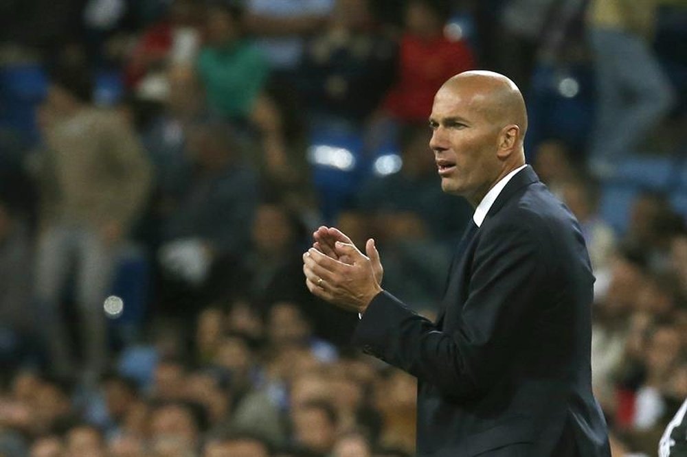 Zidane a volé au secours de l'attaquant du Barça. EFE