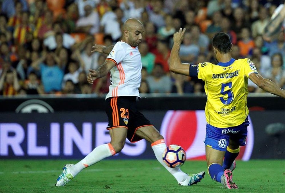 El jugador del Valencia fue de lo más testacado en la victoria de Túnez. EFE