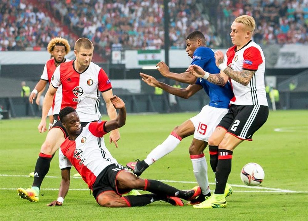 El jugador del Feyenoord amplia el contrato con el club hasta junio de 2019. EFE/Archivo