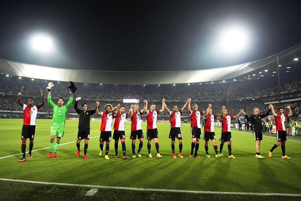 Los jugadores del Feyenoord celebran la victoria ante el Manchester United durante el partido del Grupo A de la Liga de Campeones que se disputa en Rotterdam, Holanda, hoy jueves 15 de septiembre de 2016. EFE