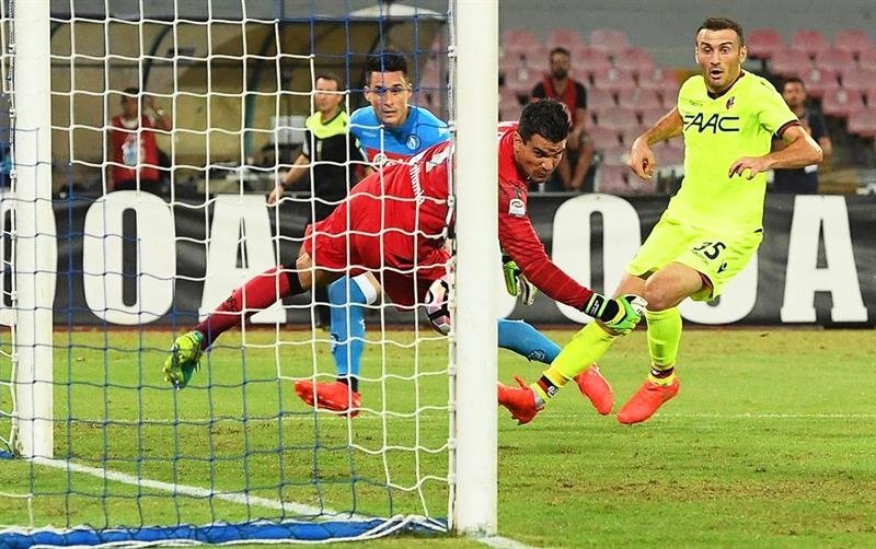 El jugador del Nápoles José Callejon supera al portero del Bolonia Angelo da Costa (c) en San Paolo Stadium en Nápoles, Italia. EFE/EPA