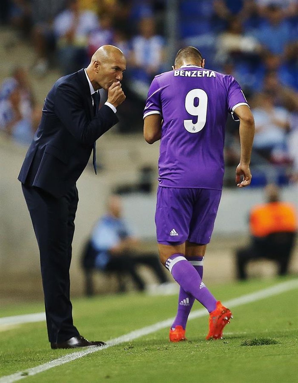 El entrenador del Real Madrid Zinedine Zidane (i) da órdenes al delantero Karim Benzema, durante el partido de la cuarta jornada de Liga en Primera División que RCD Espanyol y Real Madrid disputaron en el RCDE stadium, en Cornellá. EFE