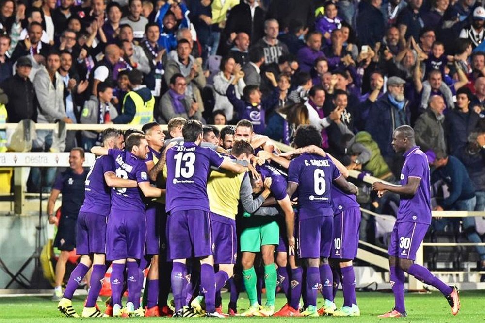Los jugadores del Fiorentina celebran el 1-0 durante el partido de la Serie A que han jugado AC Fiorentina y AS Roma en el Artemio Franchi stadium en Florencia Italia. EFE/EPA