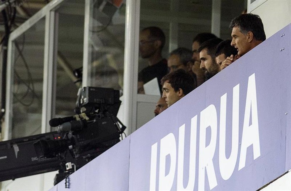 El entrenador del Eibar José Luis Mendilíbar (d) sigue desde la grada el partido ante el Sevilla tras ser expulsado durante dicho encuentro de la cuarta jornada de la Liga de Primera División que se jugó en el estadio de Ipurua, en Eibar. EFE