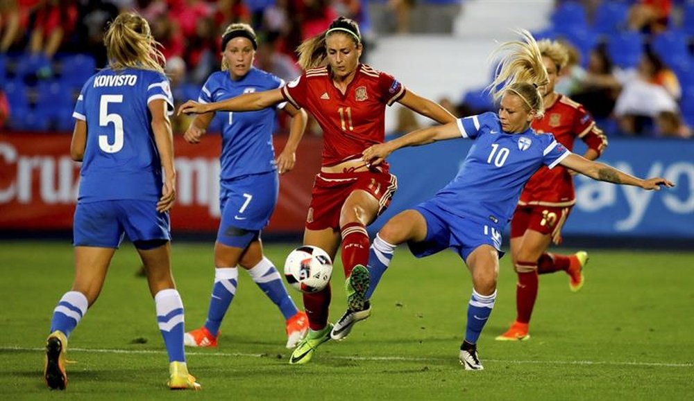 La jugadora de España Alexia Putellas (c) pelea un balón con las jugadoras de Finlandia Koiivisto (i) y Alanen, en partido del preeuropeo femenino que se disputó en el estadio de Butarque. EFE