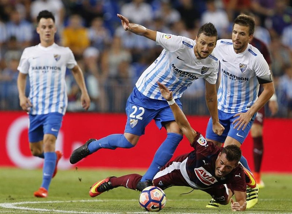 El centrocampista serbio del Málaga lleva más de un mes de baja por una lesión el tobillo. EFE