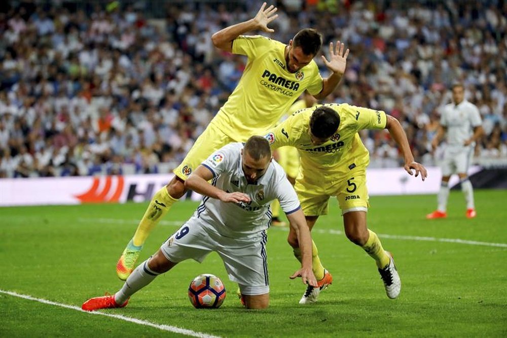 Karim Benzema tombe face à Víctor Ruiz et l'Argentin Mateo Musacchio, du Villarreal. AFP