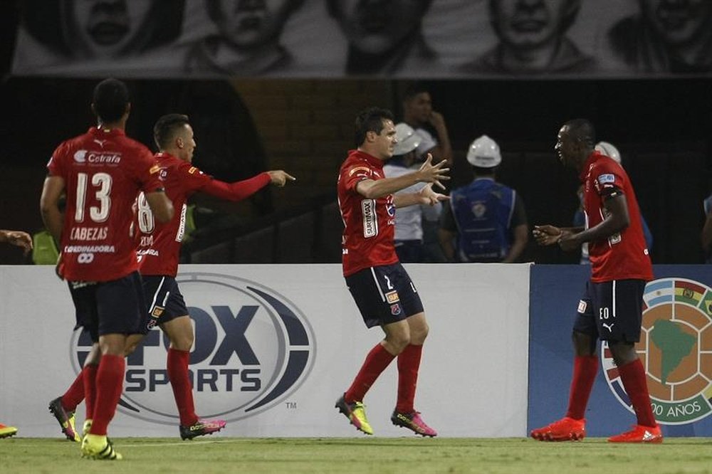 El jugador de Independiente Medellín Hernán Hechalar (c) celebra con sus compañeros después de anotar un gol, este 21 de septiembre de 2016, durante el partido contra Santa Cruz de Brasil de octavos de final de Copa Sudamericana en el estadio Atanasio Girardot de Medellín (Colombia). EFE