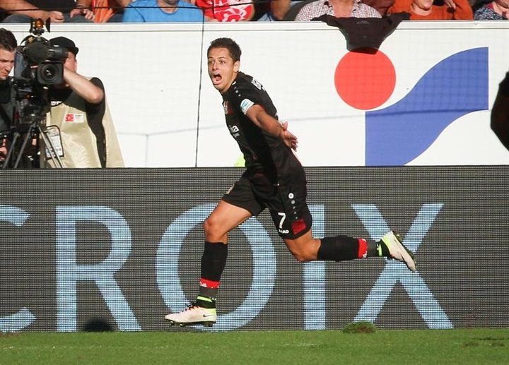 Chicharito le da los tres puntos al Leverkusen con un 'hat trick'