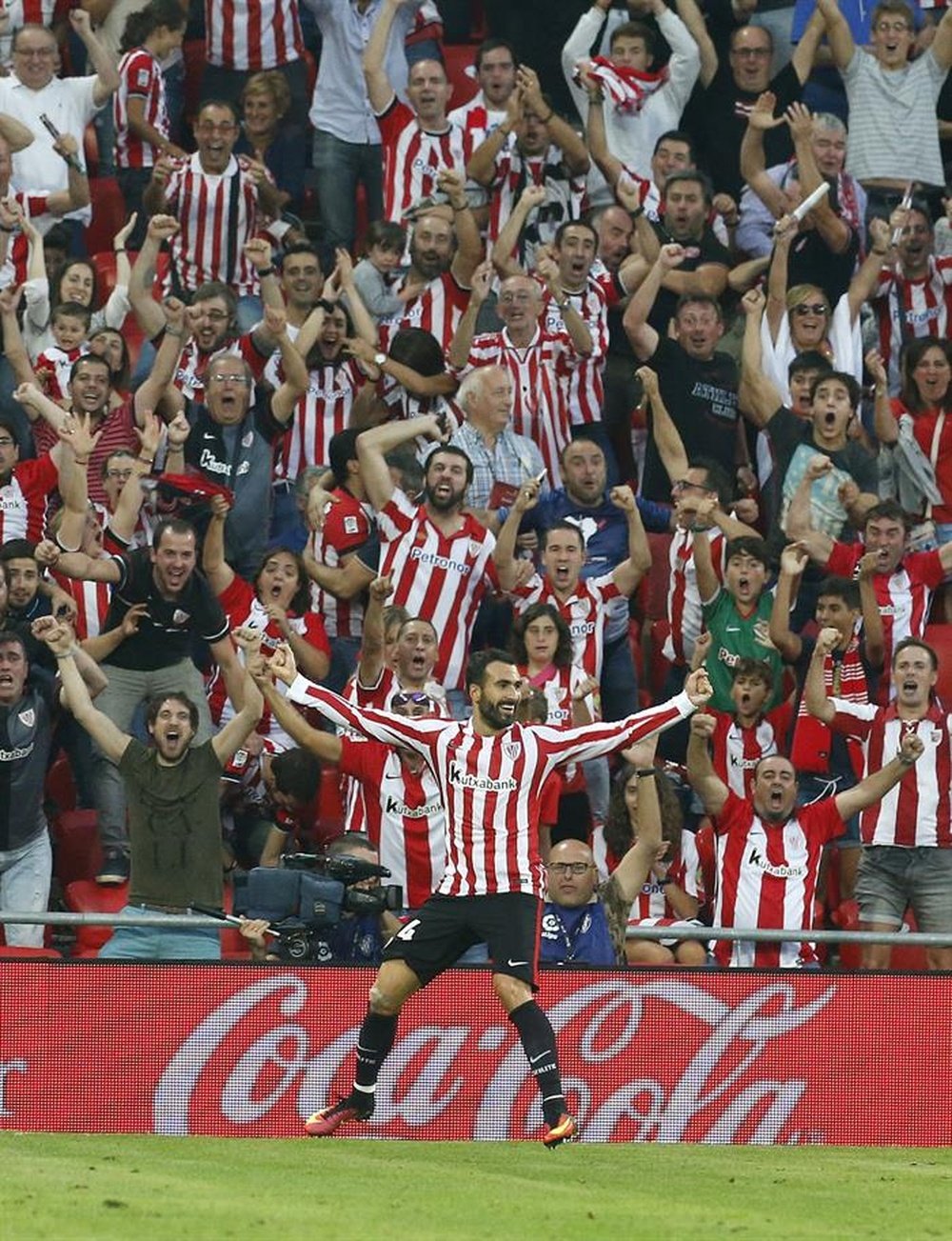 El defensa del Athletic Mikel Balenziaga celebra el gol marcado ante el Sevilla, el segundo del equipo, durante el partido de la sexta jornada de Liga de Primera División que se jugó en San Mamés, en Bilbao. EFE