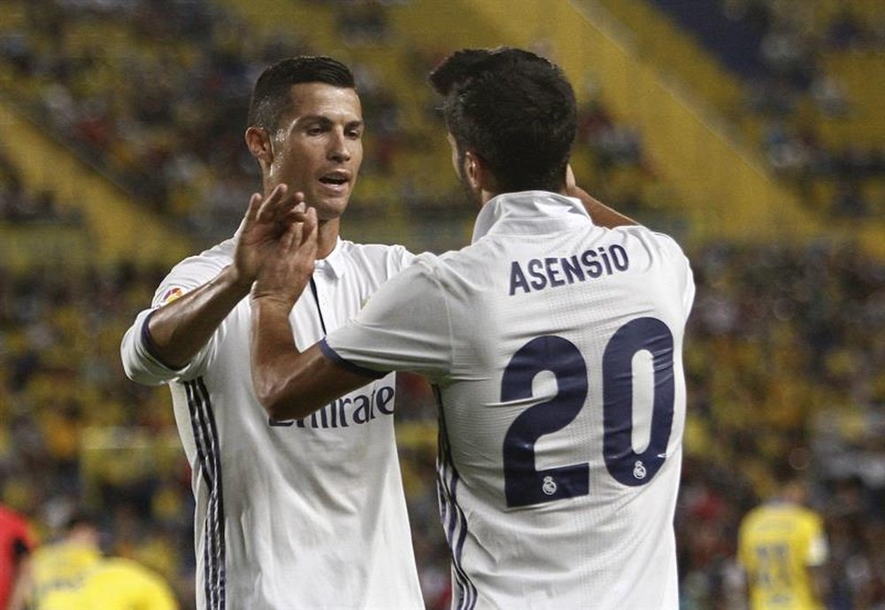 Cristiano Ronaldo et Marco Asensio lors d'un match de Liga. EFE