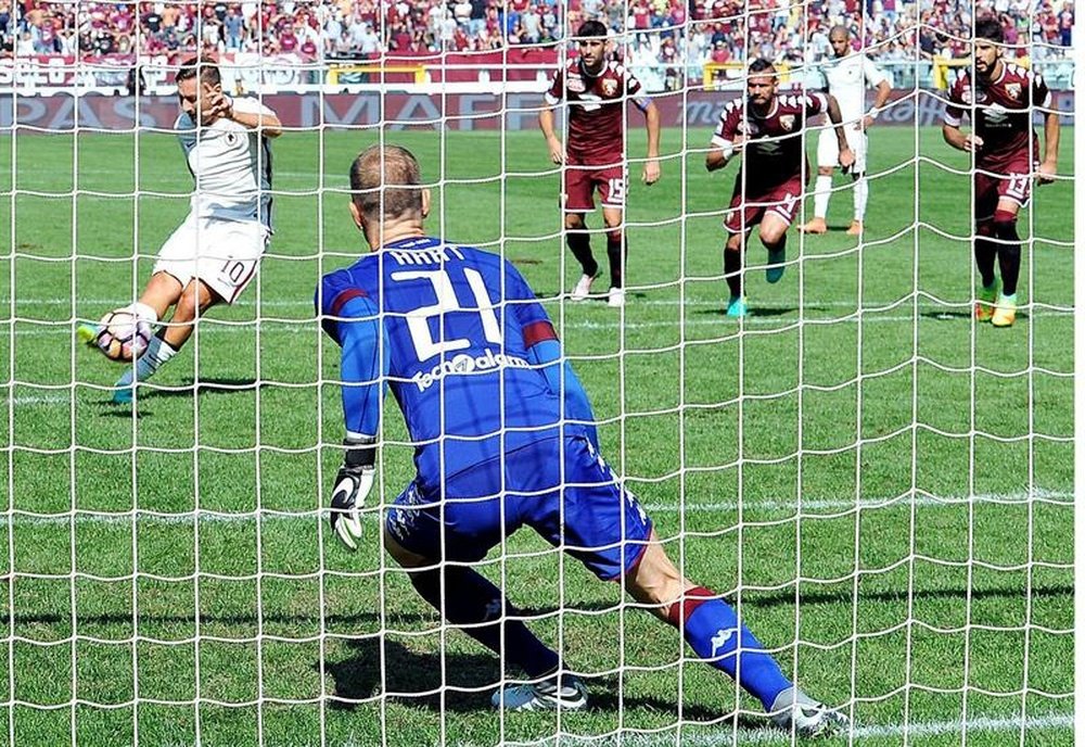 Totti fue uno de los jugadores que falló un penalti de este tipo con la Roma. EFE/Archivo