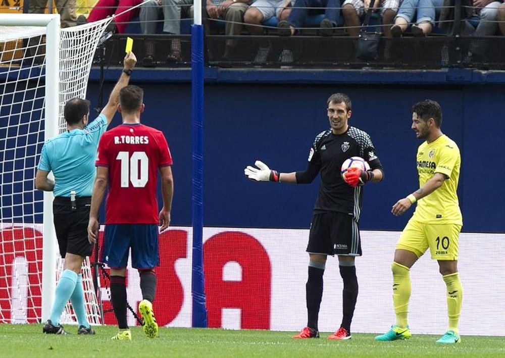 Le gardien d'Osasuna, Fernández Cuesta reçoit un carton jaune dans le match contre Villarreal. AFP