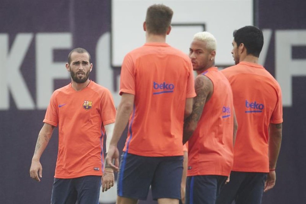 El defensa del FC Barcelona Aleix Vidal (i), y el delantero brasileño Neymar Jr (2d), durante un entrenamiento. EFE