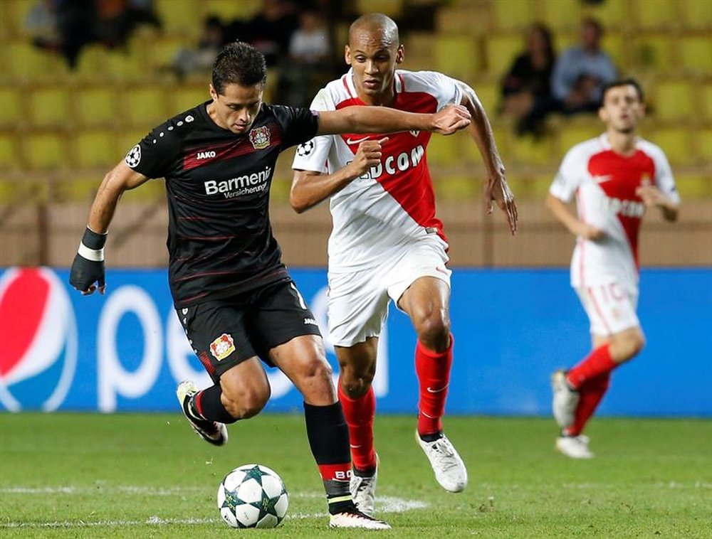El jugador del Mónaco Fabinho (d) disputa el balón con Javier Hernández (i), del Bayer Leverkusen, durante un partido por el grupo E de la Liga de Campeones de la UEFA entre el Mónaco y el Bayer Leverkusen, en el estadio Louis II de Mónaco. EFE
