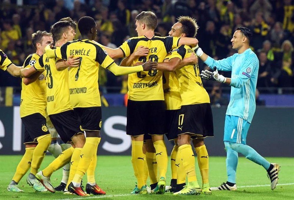 Jugadores del Dortmund celebran después de anotar el gol del empate 1-1 durante un partido por el grupo F de la Liga de Campeones entre el Dortmund y el Real Madrid, en Dortmund (Alemania). EFE
