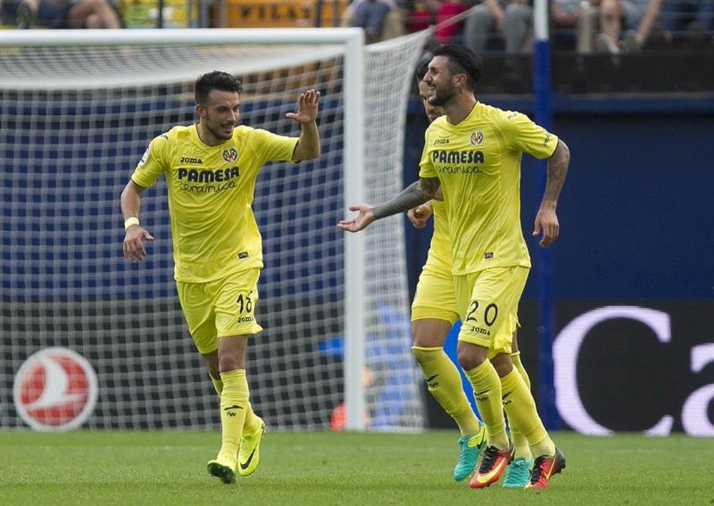 El delantero italiano del Villarreal Nicola Sansone (i) celebra un gol marcado ante el Osasuna durante el partido de la sexta jornada de Liga. EFE