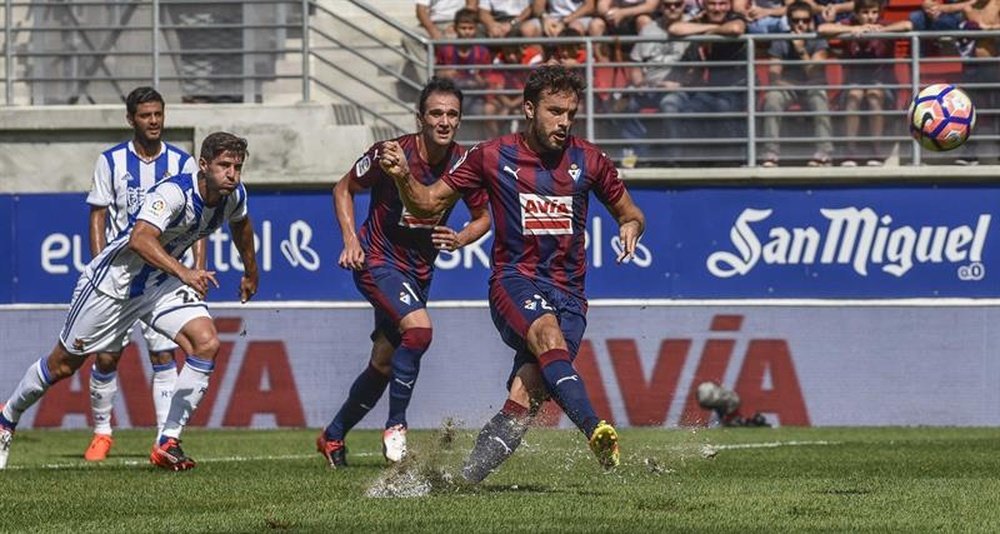 El extremo derecho del Eibar Pedro León (d), lanza un penalti, durante el partido de la 6ª jornada de Laliga Santander contra la Real Sociedad. EFE/Archivo