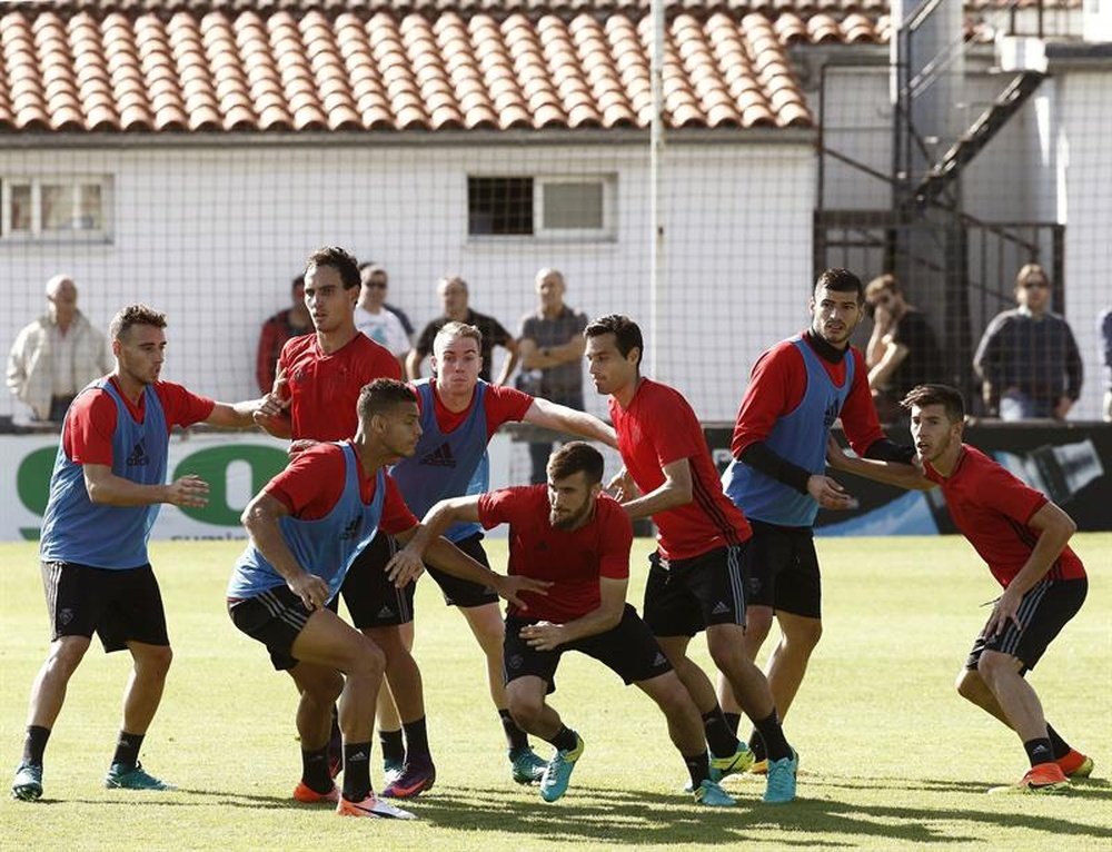 Los jugadores del Osasuna, durante el entrenamiento que han realizado hoy en las instalaciones de Tajonar. EFE
