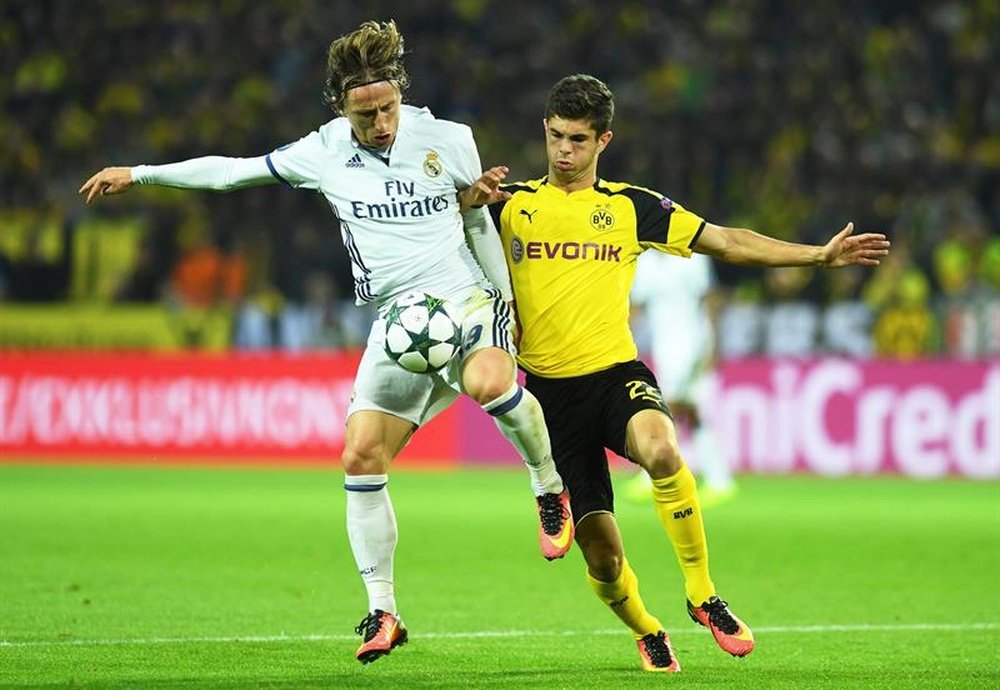El jugador del Dortmund Christian Pulisic (d) disputa el balón con Luka Modric (i), del Real Madrid en Dortmund (Alemania). EFE/Archivo