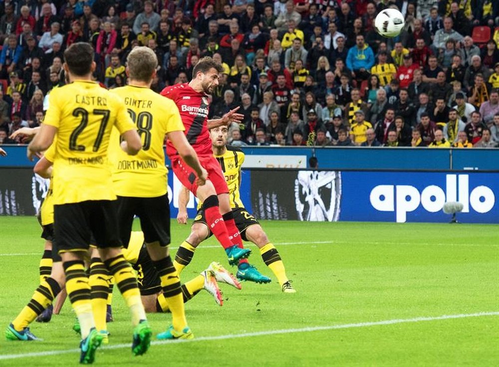 El delantero del Bayer Leverkusen Admir Mehmedi (2-d) logra de cabeza el primer gol del partido de la Bundesliga que han jugado Bayer Leverkusen y Borussia Dortmund en Leverkusen, Alemania. EFE/EPA