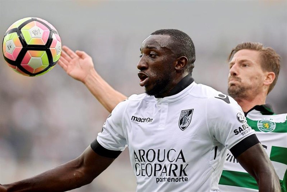 El jugador del Vitoria Guimaraes Moussa Marega (I) en acción contra Adrien Silva, del Sporting de Portugal, durante el partido de la Liga Portuguesa jugado en el D. Afonso Henriques stadium de Guimaraes, Portugal. EFE/EPA