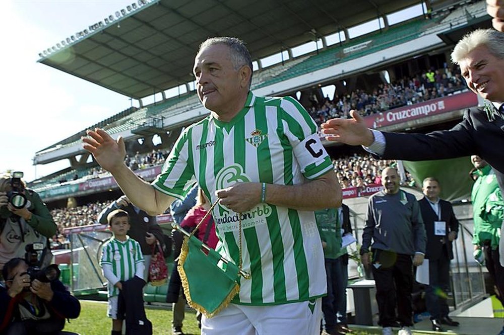 Rafael Gordillo (i), es saludado por el presidente del Real Betis, Miguel Guillén (d), antes del inicio del partido de un fútbol organizado por la Fundación del Betis, en 2013. EFE/Archivo