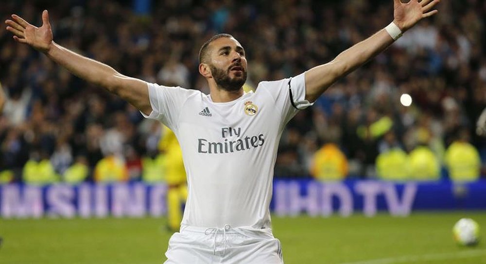 El delantero del Real Madrid Benzema celebra tras marcar un gol. EFE/Archivo