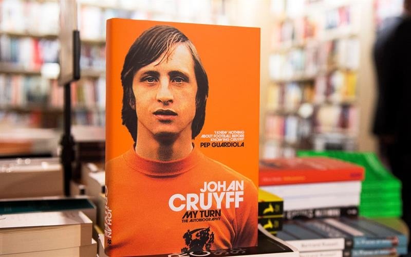 La biografía de Johan Cruyff vio la luz con Guardiola como padrino. EFE