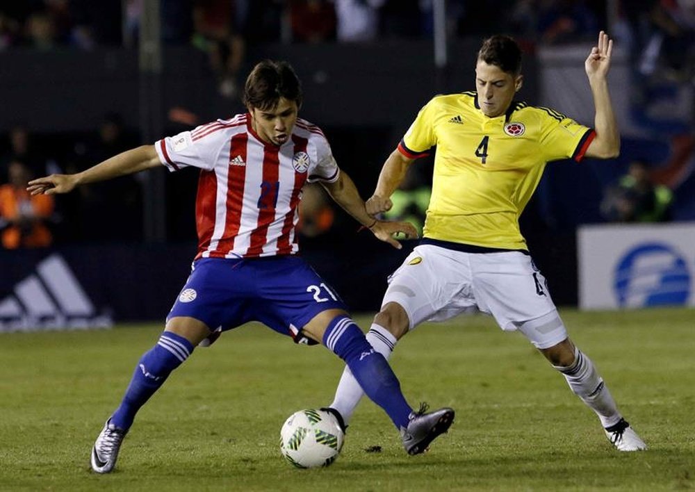 Santiago Arias, internacional colombiano, podría acabar jugando en el Swansea. EFE