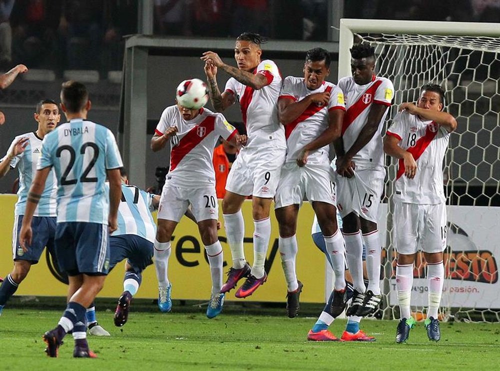 Argentina se jugará mucho más que tres puntos ante Perú. EFE
