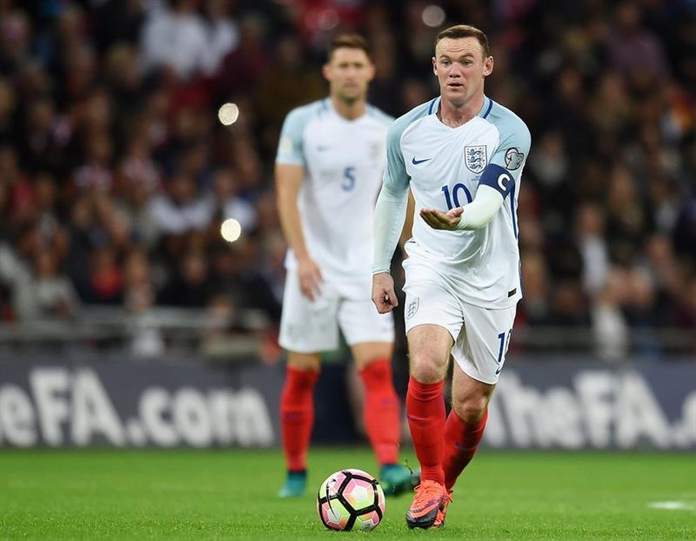 El capitán inglés Wayne Rooney indica a sus compañeros de equipo. EFE