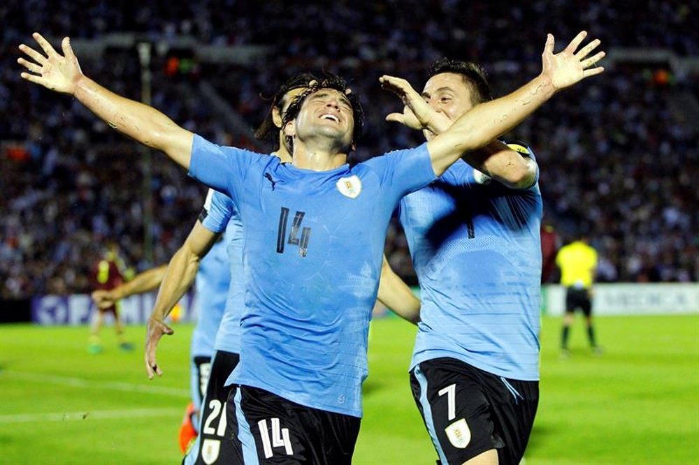 Nicolás Lodeiro (c) de Uruguay celebra su gol ante Venezuela durante el partido de las eliminatorias a Rusia 2018 en Montevideo (Uruguay), el 6 de octubre de 2016. EFE