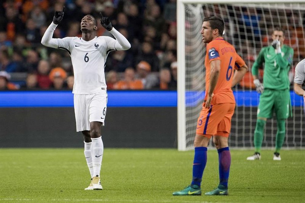 El jugador Paul Pogba (i) de Francia celebra la anotación de un gol ante Holanda hoy, lunes 10 de octubre de 2016, durante un partido de clasificación al Mundial Rusia 2016, que se disputó en Amsterdam (Holanda). EFE