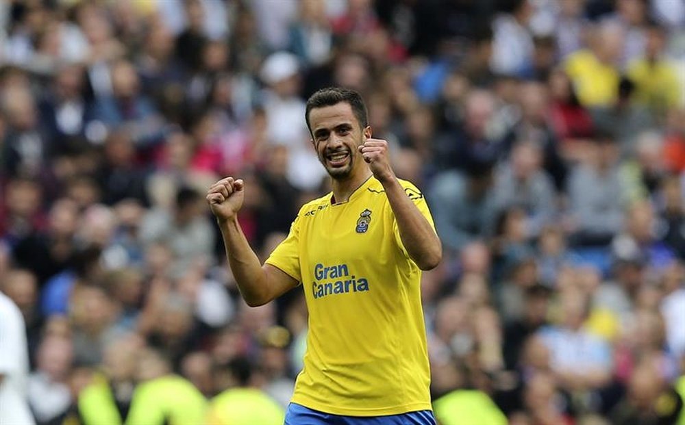 El centrocampista de Las Palmas Hernán Santana celebra un gol en un partido de Liga de la pasada temporada. EFE/Archivo