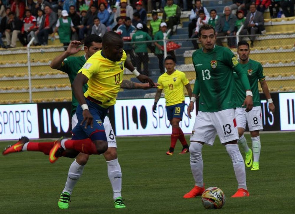 Walter Veizaga (d) de Bolivia ante Enner Valencia (i) de Ecuador, este 11 de octubre de 2016, durante el partido por las eliminatorias a Rusia 2018, en el Estadio Hernando Siles de La Paz (Bolivia). EFE