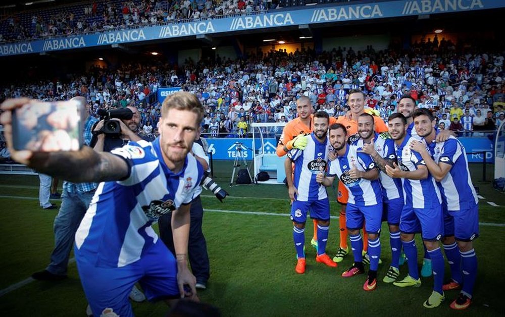 El defensa Raúl Albentosa (i) se hace una foto con Przemyslaw Tyton, Rubén Martínez, Guilherme dos Santos, Bruno Gama, Carles Gil, Florin Andone, Borja Valle y Emre Çolak (i-d) durante la presentación de los nuevos fichajes del Deportivo de la Coruña para esta temporada, en el estadio de Riazor. EFE/Archivo