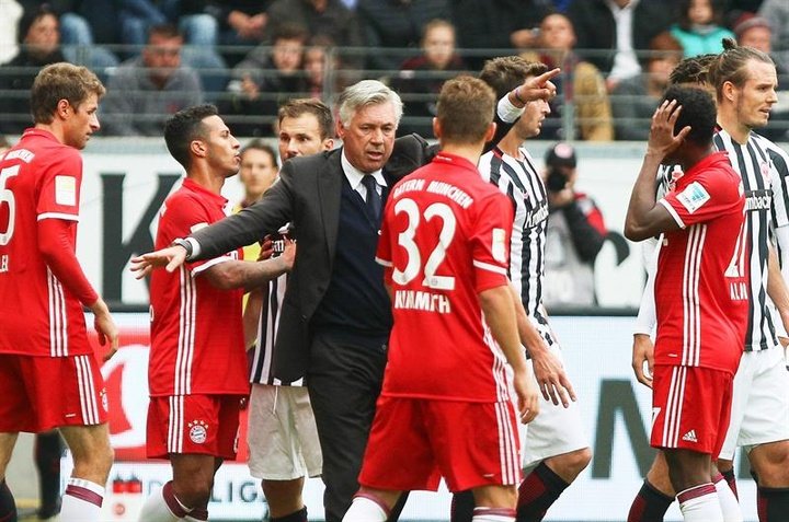 El Eintracht avergüenza al Bayern de Ancelotti con un hombre menos