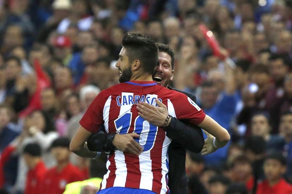 Carrasco a serré Simeone dans ses bras après son triplé. EFE
