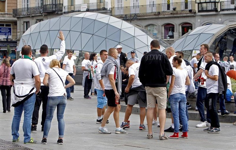 Seguidores del Legia Varsovia esta tarde en la Puerta del Sol de Madrid, horas antes del partido de Liga de Campeones que disputa hoy su equipo frente al Real Madrid en el Santiago Bernabéu. EFE