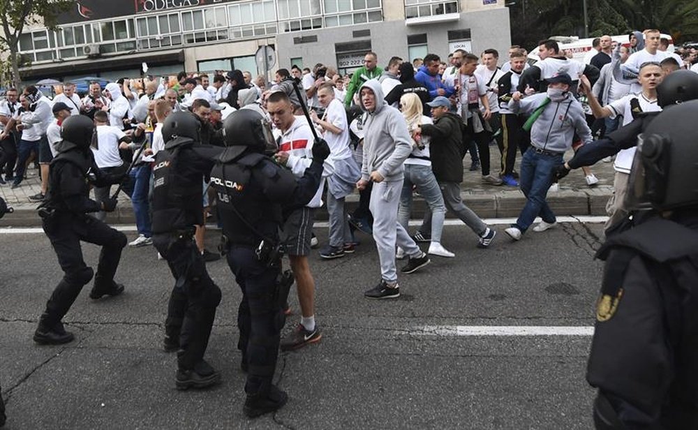 Los lamentables incidentes con los 'ultras' del Legia se saldaron con trece detenciones. EFE