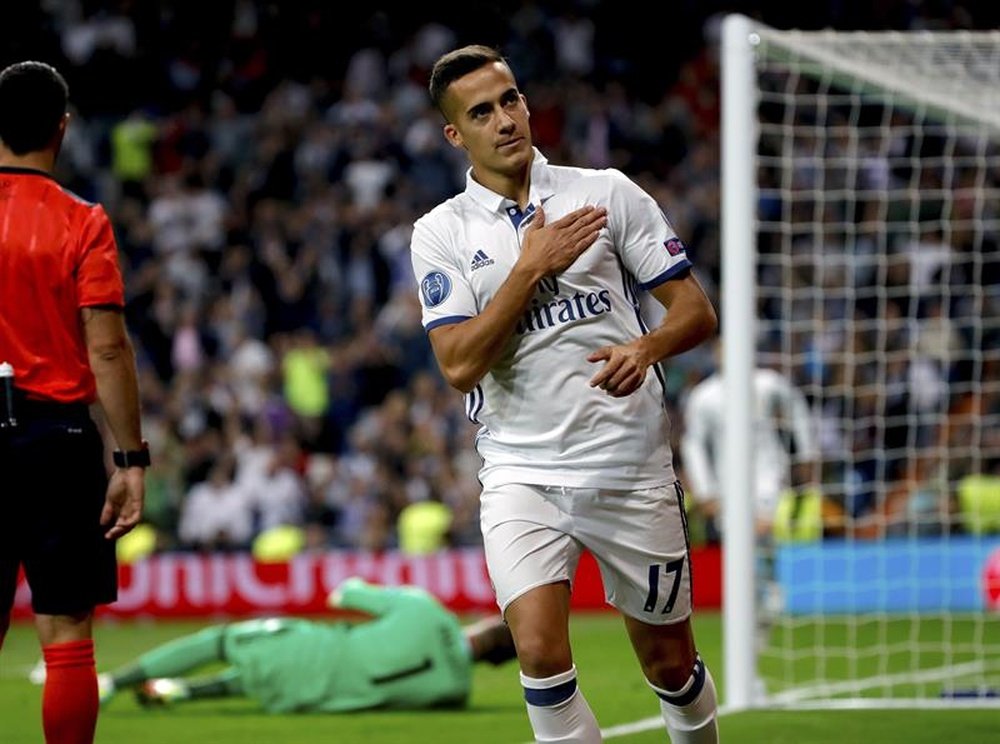 El centrocampista del Real Madrid Lucas Vázquez celebra el gol marcado ante el Legia de Varsovia, el tercero del equipo, durante el partido de Liga de Campeones que se disputó en el estadio Santiago Bernabéu, en Madrid. EFE
