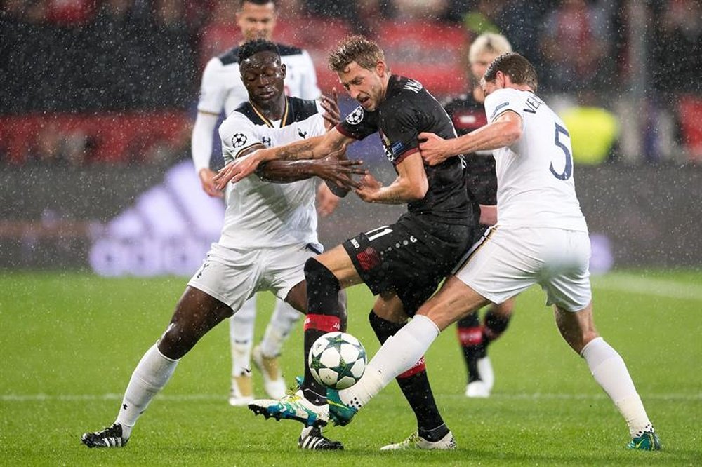 Wanyama (L) in action against Bayer Leverkusen in the Champions League. EFE