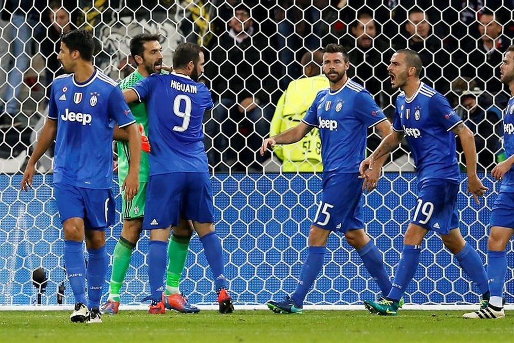 Buffon se resarció de su error con Italia. EFE