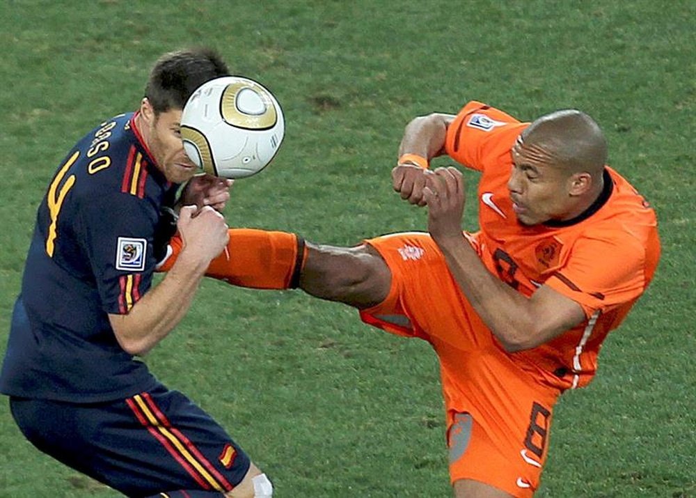 Xabi Alonso sufrió una dura entrada de De Jong durante la final del Mundial. EFE