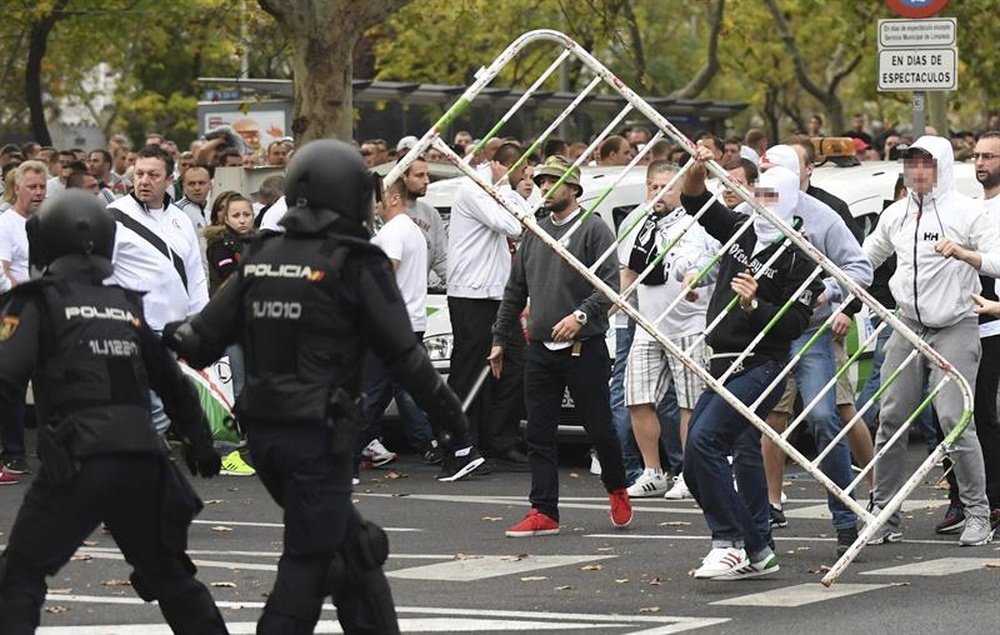 Aficionados del Legia de Varsovia se enfrentan a la Policía Nacional antes del comienzo del partido de Liga de Campeones que enfrentó al Legia de Varsovia y al Real Madrid en el estadio Santiago Bernabéu. EFE