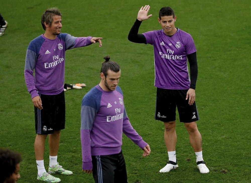 Les joueurs du Real Madrid, Coentrao, Bale et James lors d'un entraînement à Valdebebeas. EFE