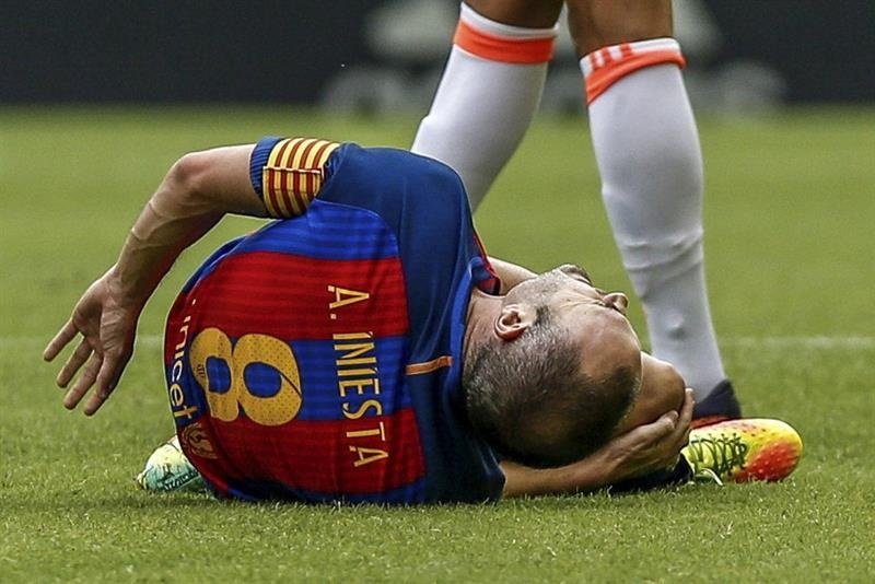 El centrocampista se retiró del campo tras una entrada de Enzo Pérez. EFE
