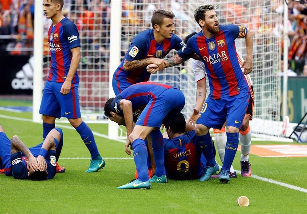 Varios jugadores del Barcelona sufrieron un botellazo por parte de un aficionado del Valencia. EFE