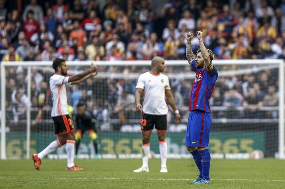 Messi lidera dos clasificaciones, la de 'Pichichi', junto a Suárez, y la de remates a puerta. EFE